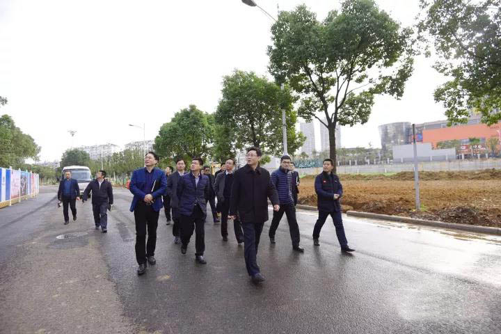 胡亞波現(xiàn)場調(diào)研推進軍運會改造項目建設(圖1)