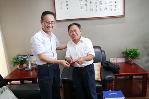 武漢體育中心開(kāi)展退休老黨員“不忘初心、牢記使命”專題調(diào)研和慰問(wèn)工作