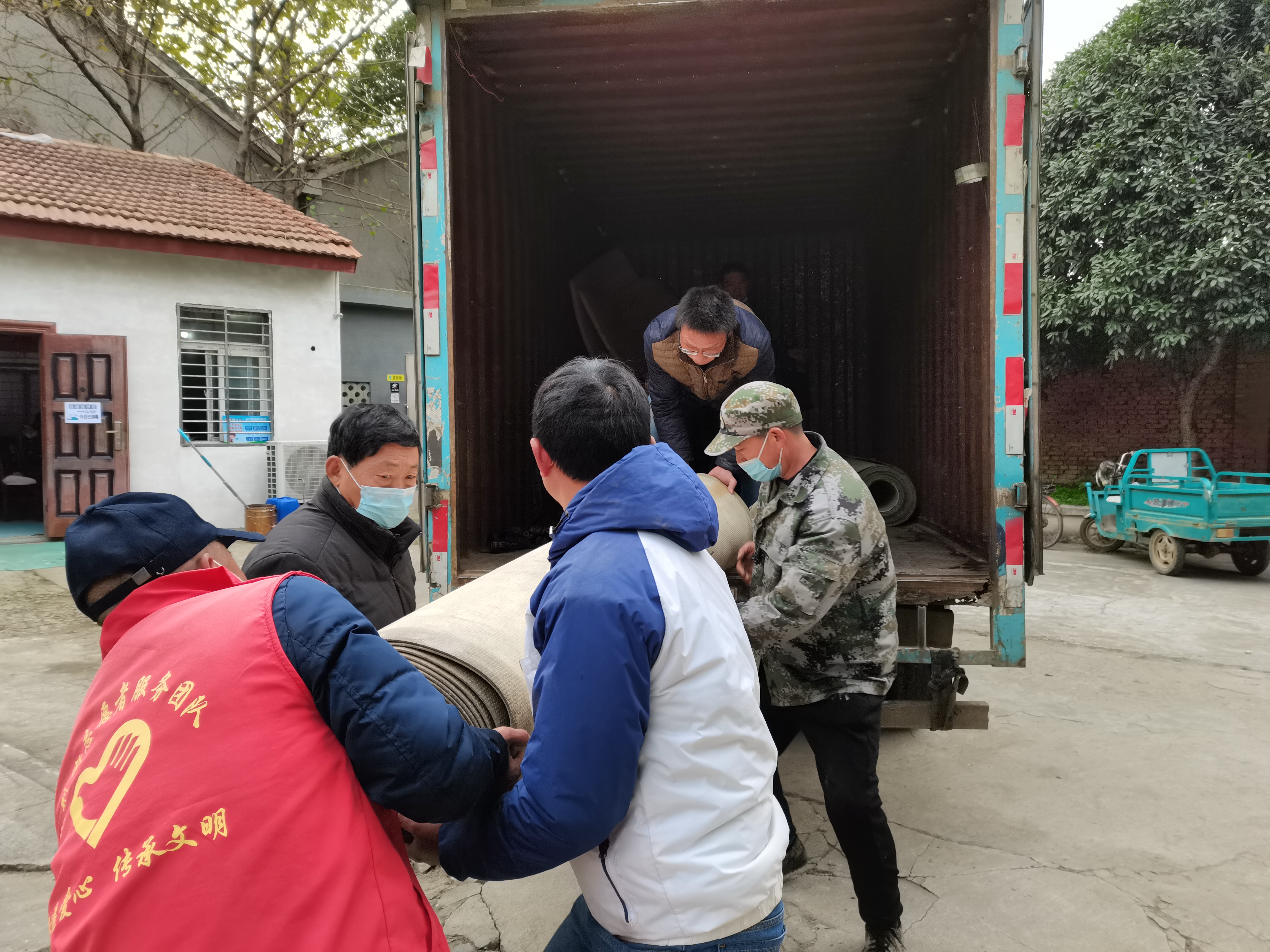 體育器材進社區(qū)，結對共建“一家人”(圖2)